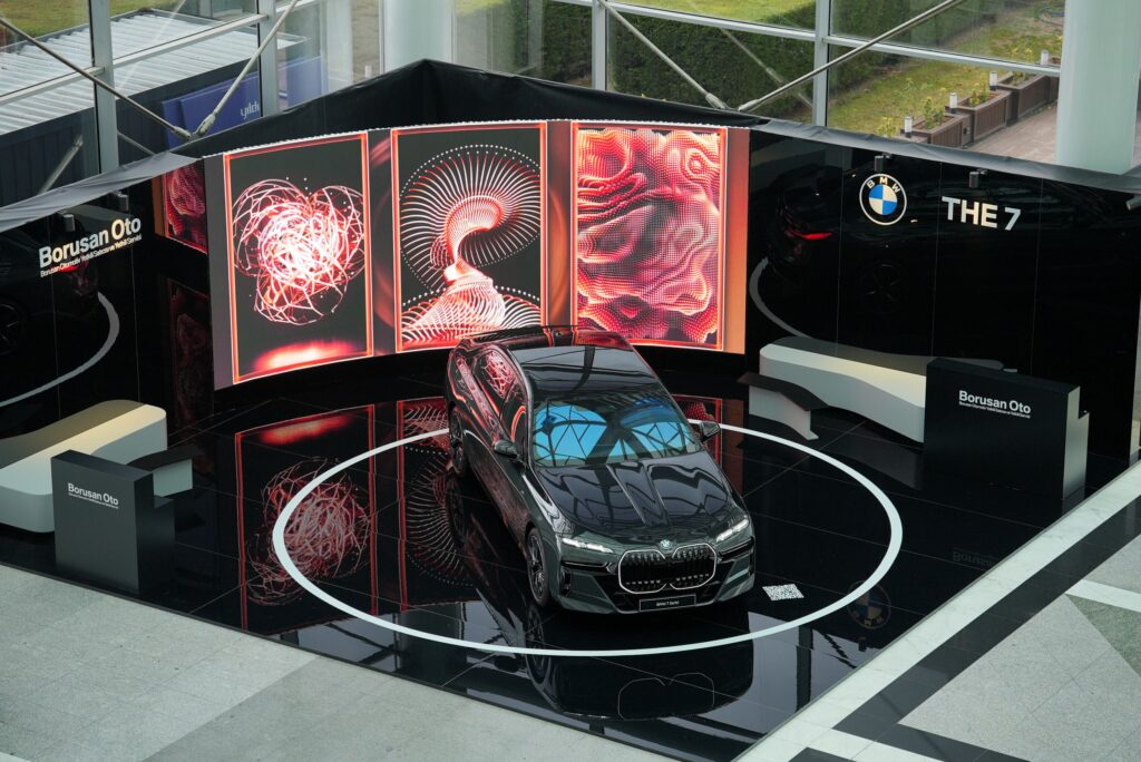 BMW 7 Serisi’nden İlham Alan "Metafold” ARTAnkara’da Ziyaretçilere Eşsiz Bir Deneyim Sundu 84 BMW 7 Serisi’nden İlham Alan "Metafold” ARTAnkara’da Ziyaretçilere Eşsiz Bir Deneyim Sundu