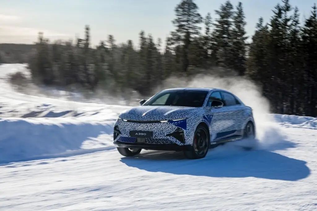 A390: ALPINE'İN SPORTİF FASTBACK MODELİ KUTUP KOŞULLARINDA TEST EDİLİYOR 1 A390: ALPINE'İN SPORTİF FASTBACK MODELİ KUTUP KOŞULLARINDA TEST EDİLİYOR
