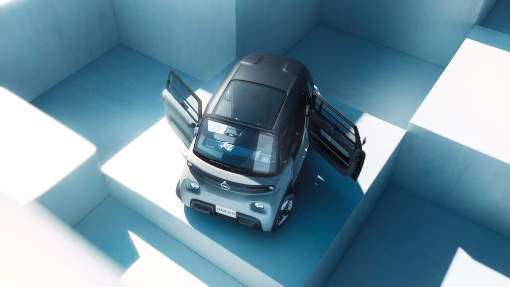 Yeni Opel Rocks: Yeni Yüzüyle Tanıtıldı 44 Opel Rocks Elektrikli araç 15 yaş Giriş seviyesi elektrikli otomobil Şehir içi elektrikli araç Elektrikli hafif motorlu taşıt Opel Vizor tasarımı Gençler için elektrikli araç