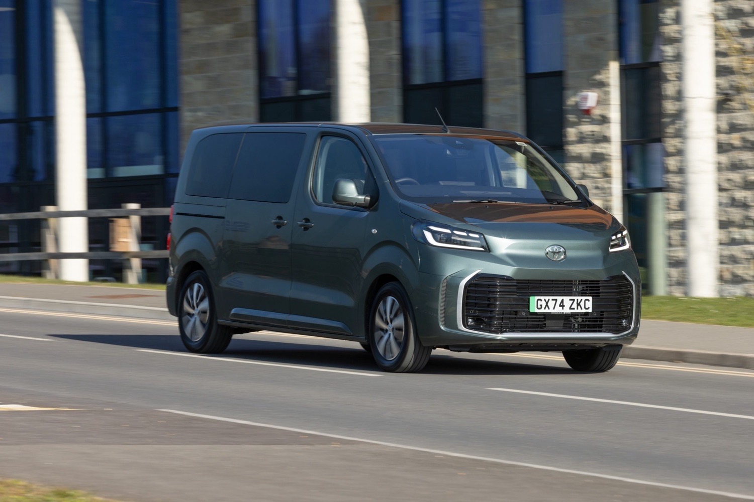 Toyota’dan Hafif Ticaride Güçlü Hamle: Yeni Proace Ailesi Türkiye’de 2 Toyota’dan Hafif Ticaride Güçlü Hamle: Yeni Proace Ailesi Türkiye’de