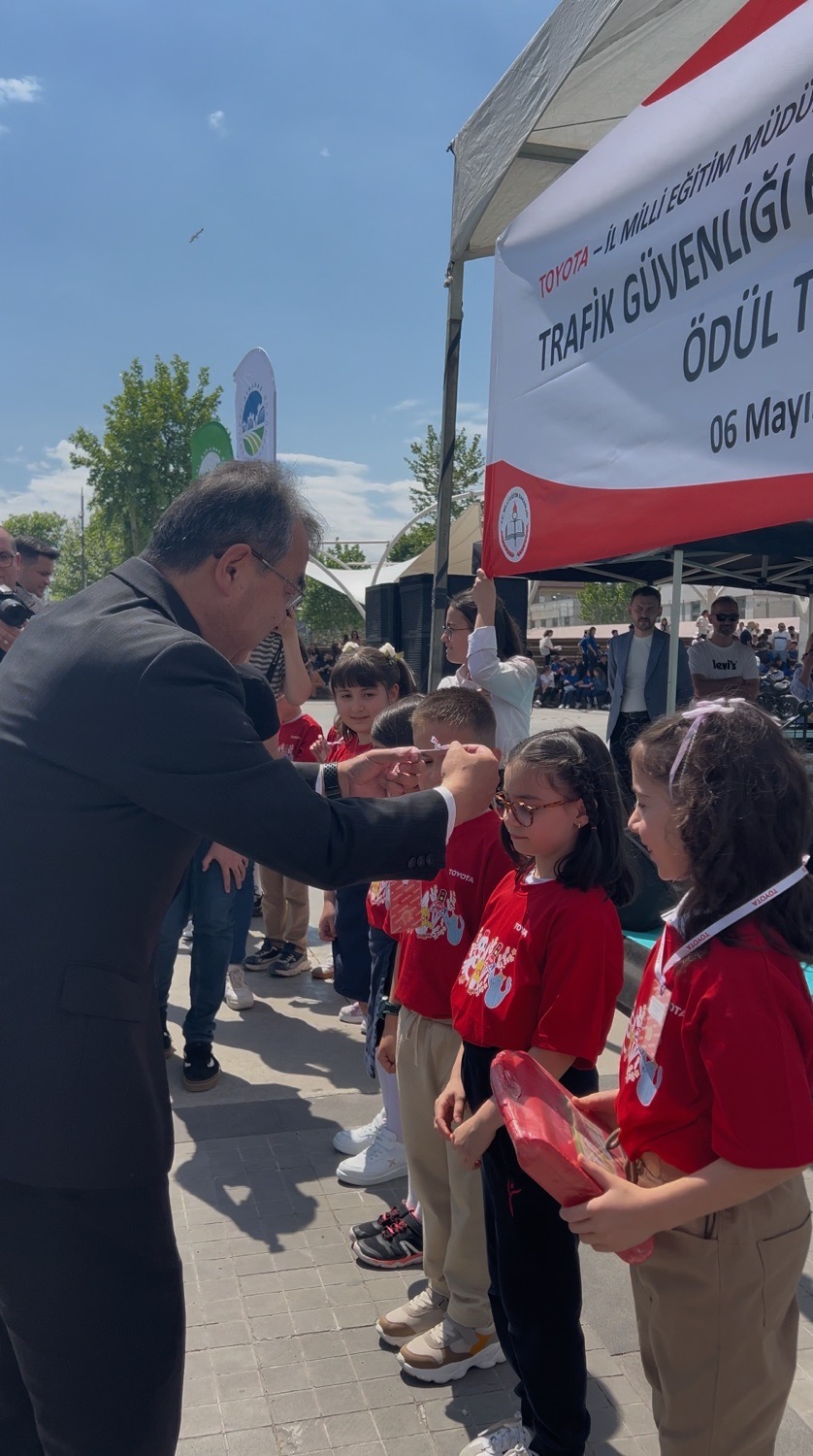Toyota’dan Çocuklara Trafik Güvenliği Sürprizi 1 Toyota’dan Çocuklara Trafik Güvenliği Sürprizi