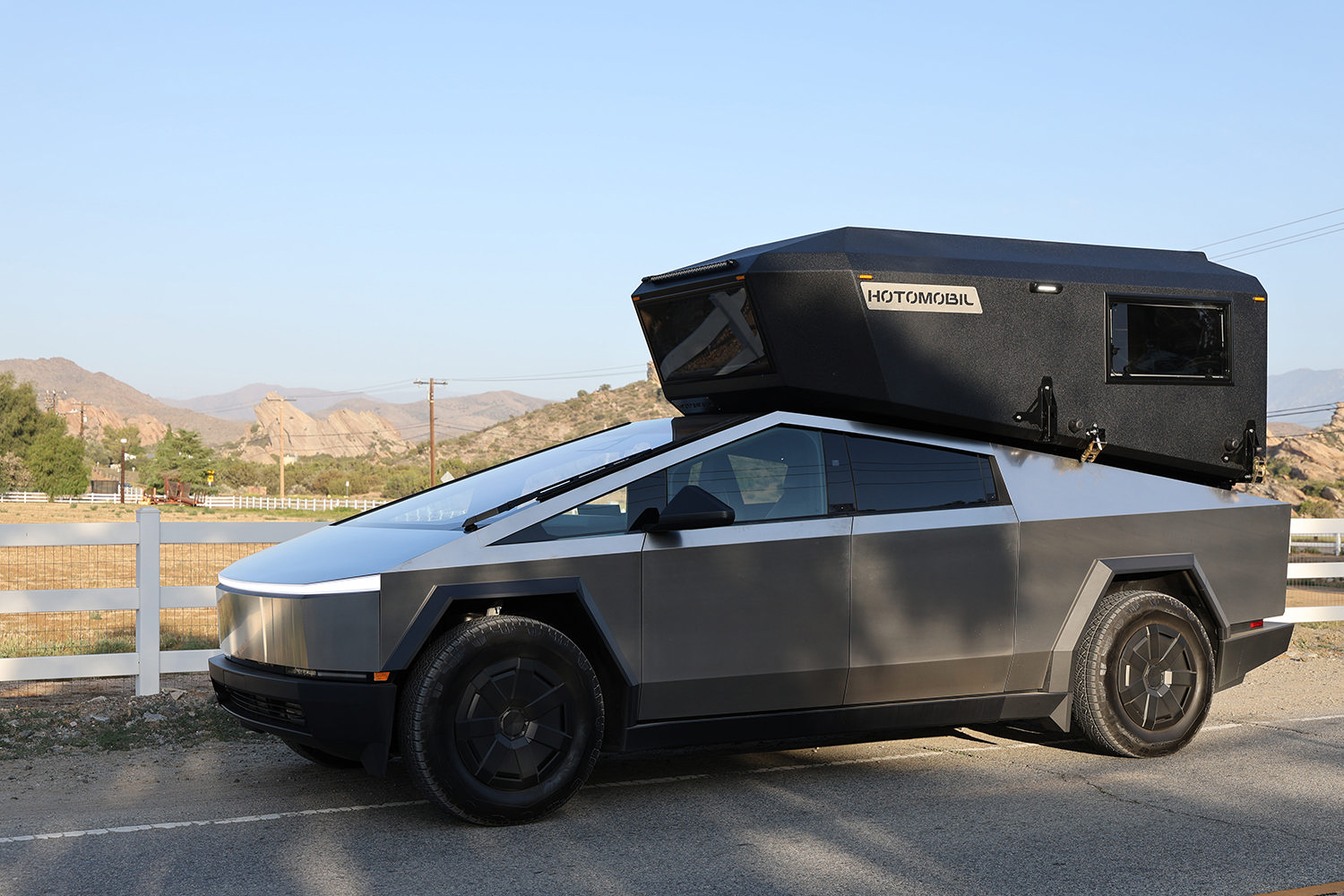 Hotomobil’den Cybertruck’a Özel Karavan 1 Hotomobil’den Cybertruck’a Özel Karavan