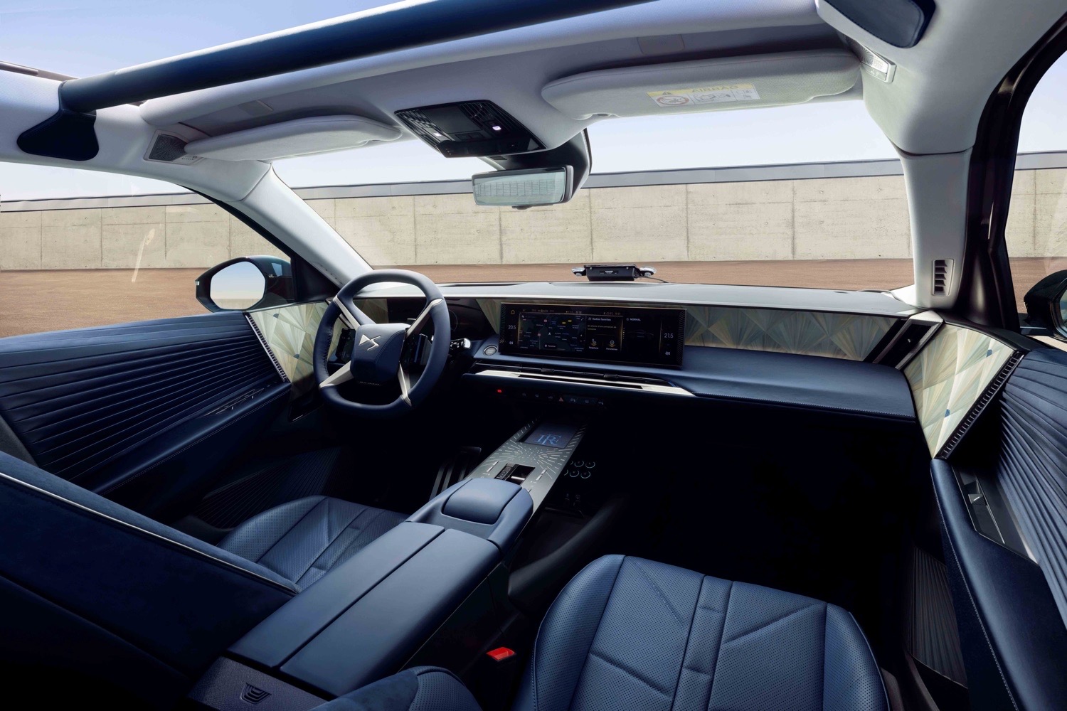 Macron’un Yeni Makam Aracı: Elektrikli DS N°8 3 Macron’un Yeni Makam Aracı: Elektrikli DS N°8