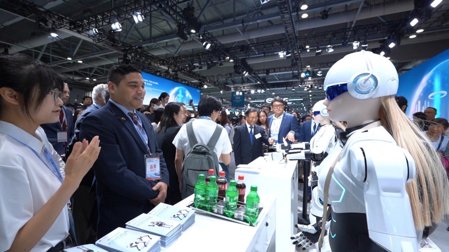 Chery, AiMOGA Robotlarıyla Geleceğin Teknolojisini Sergiledi 1 Chery, AiMOGA Robotlarıyla Geleceğin Teknolojisini Sergiledi