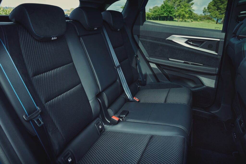 Sahibini Tanıyan Otomobil: Yeni Renault Austral, Teknolojisi ve Fiyatıyla Türkiye'de! 3 Yeni 2025 Renault Austral - arka iç