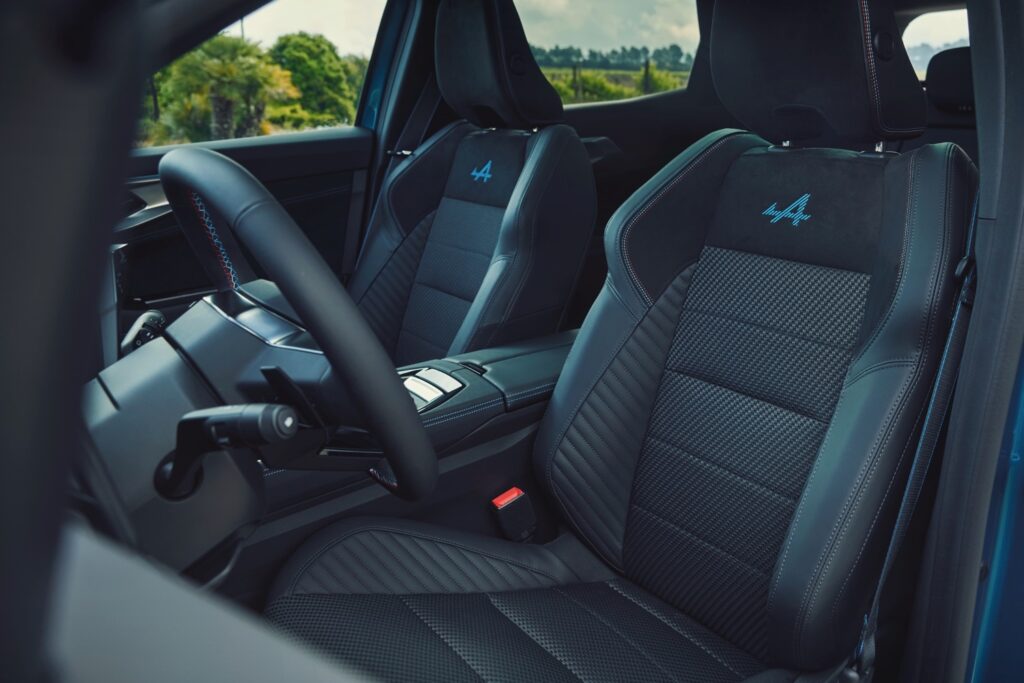 Sahibini Tanıyan Otomobil: Yeni Renault Austral, Teknolojisi ve Fiyatıyla Türkiye'de! 4 Yeni 2025 Renault Austral - Ön İç