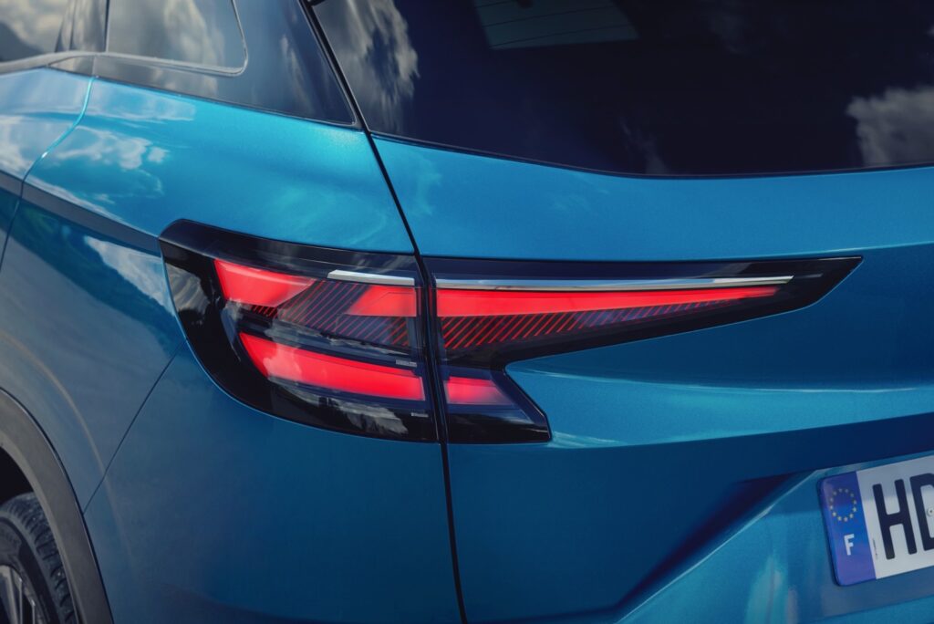 Sahibini Tanıyan Otomobil: Yeni Renault Austral, Teknolojisi ve Fiyatıyla Türkiye'de! 8 Yeni 2025 Renault Austral - Arka Stop