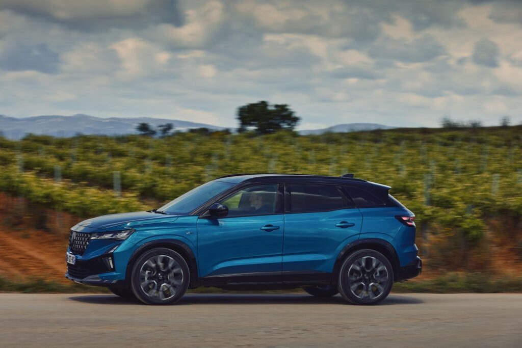 Sahibini Tanıyan Otomobil: Yeni Renault Austral, Teknolojisi ve Fiyatıyla Türkiye'de! 6 Yeni 2025 Renault Austral - profil yan