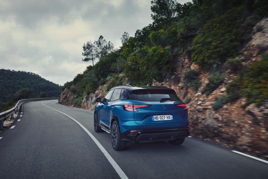 Sahibini Tanıyan Otomobil: Yeni Renault Austral, Teknolojisi ve Fiyatıyla Türkiye'de! 1 Yeni 2025 Renault Austral - arka görüntü