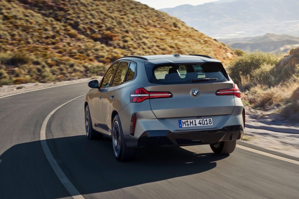 Yeni BMW X3 20 Geldi: Boyutları ve Duruşuyla Türk Sürücülerin Gözdesi Olacak mı? 2 Yeni BMW X3 20 arka görüntü