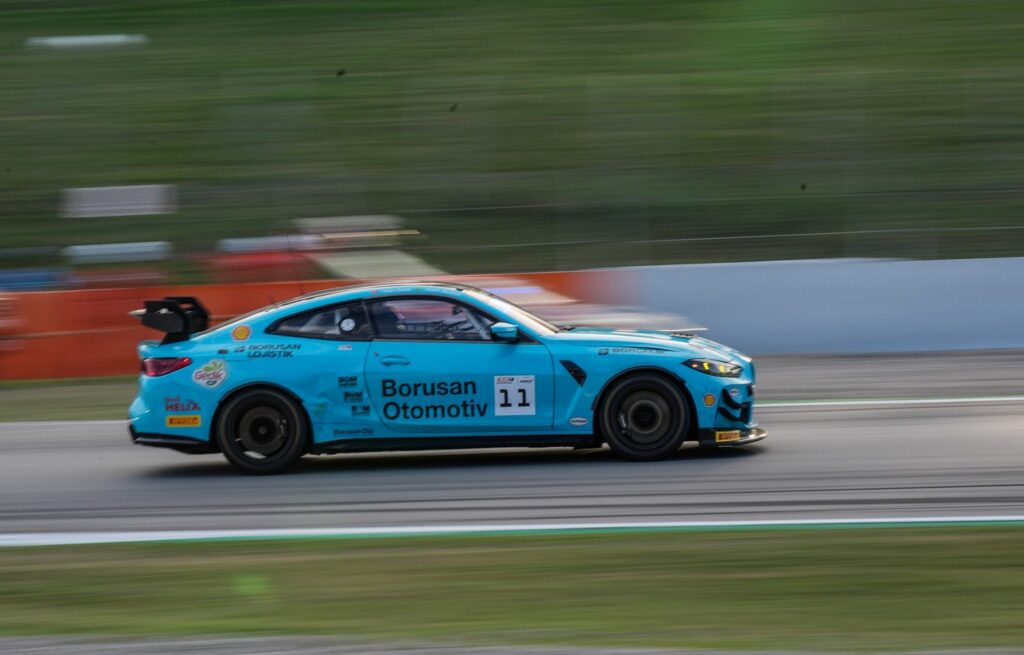 Tarihi Başarı: Borusan Otomotiv Motorsport GT4 Avrupa Serisi'ni İkinci Olarak Tamamladı! 31 Tarihi Başarı: Borusan Otomotiv Motorsport GT4 Avrupa Serisi'ni İkinci Olarak Tamamladı!