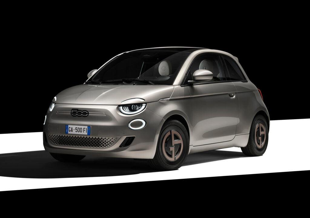 Sınırlı Sayıda Üretilen Sanat Eseri: Fiat 500e Giorgio Armani Collector’s Edition Showroomlarda Yerini Aldı 1 Sınırlı Sayıda Üretilen Sanat Eseri: Fiat 500e Giorgio Armani Collector’s Edition Showroomlarda Yerini Aldı
