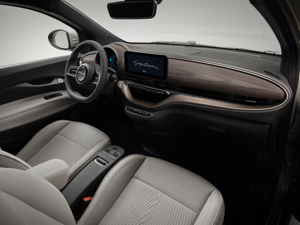 Sınırlı Sayıda Üretilen Sanat Eseri: Fiat 500e Giorgio Armani Collector’s Edition Showroomlarda Yerini Aldı 3 Sınırlı Sayıda Üretilen Sanat Eseri: Fiat 500e Giorgio Armani Collector’s Edition Showroomlarda Yerini Aldı