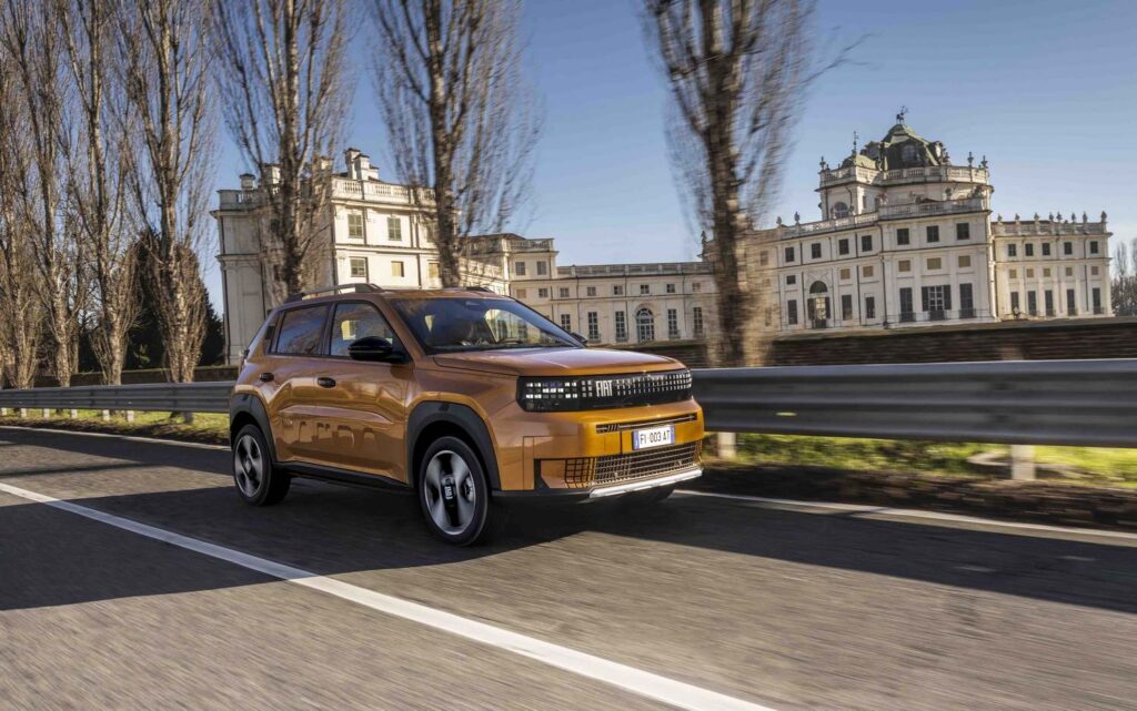 Şehir İçinde Elektrikli Konforu: Fiat Grande Panda Hybrid Türkiye Fiyatı ve Versiyon Detayları Açıklandı 1 Şehir İçinde Elektrikli Konforu: Fiat Grande Panda Hybrid Türkiye Fiyatı ve Versiyon Detayları Açıklandı